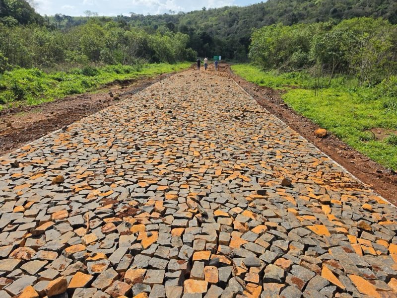 Obra de calçamento avança, ligando a BR-277 ao Recanto Estrela